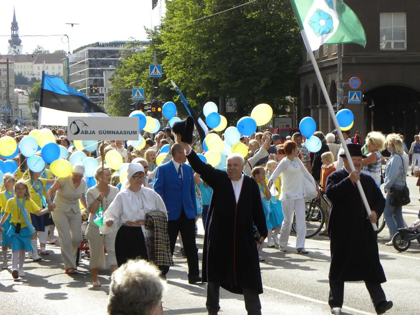 Viljandlased laulu- ja tantsupeo rongkäigus.