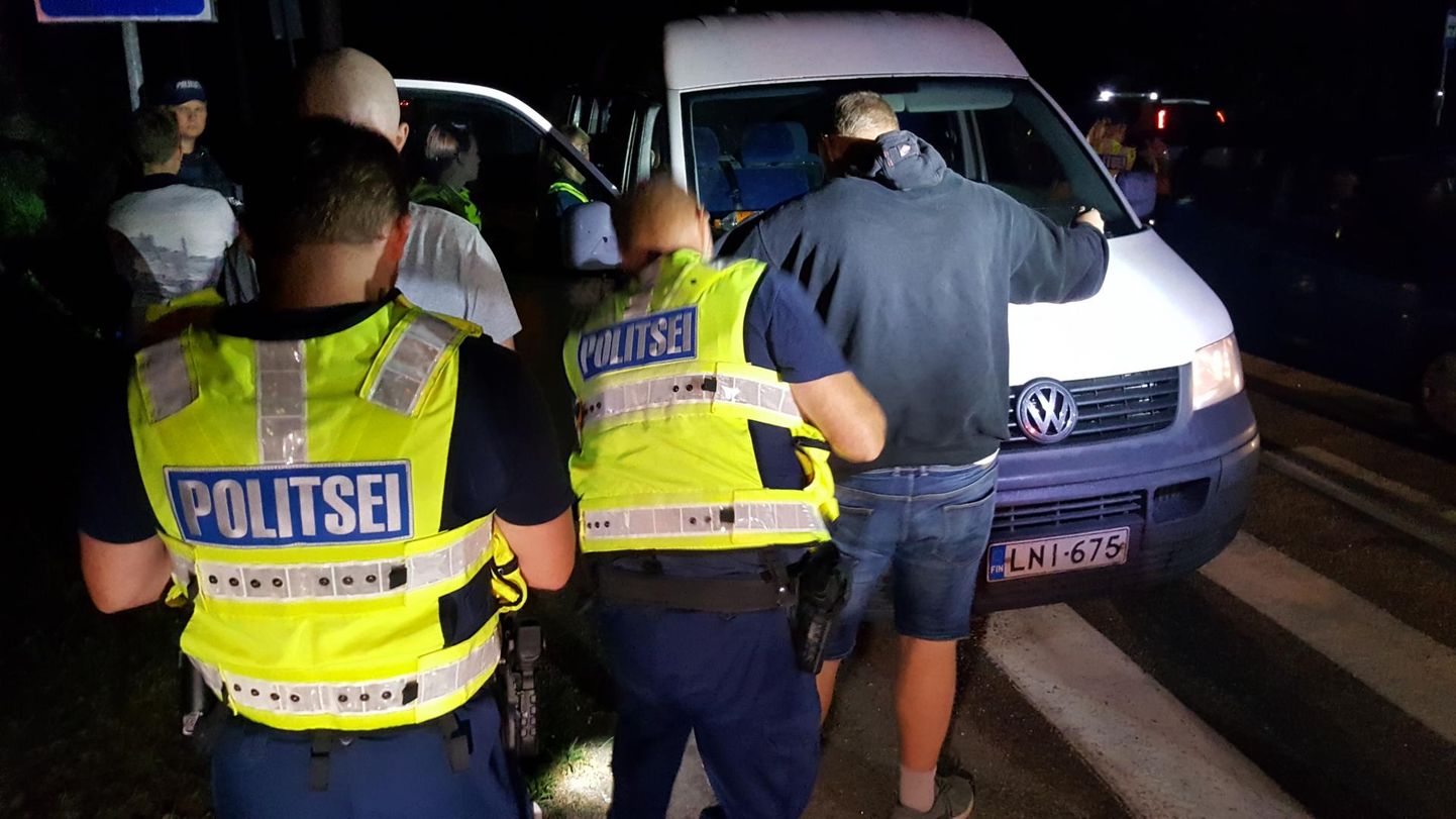 Politseinikud kontrollisid reidi käigus Elvas festivaliala läheduses minibussiga liikunud seltskonda. Korrakaitsjad kahtlustasid pidulistel narkojoovet.