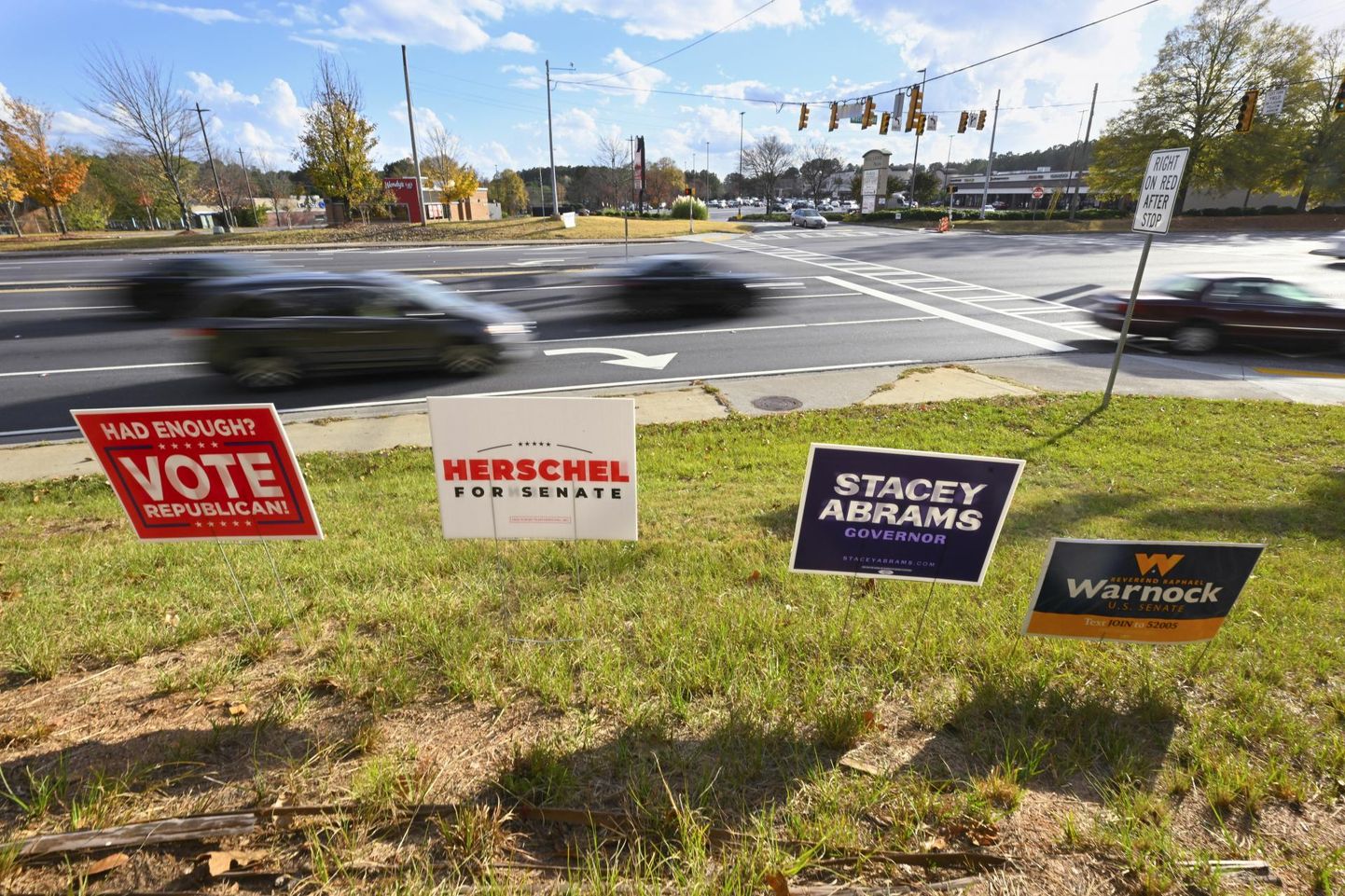 Demokraate ja vabariiklasi toetavad valimisplakatid vahevalimistel võtmetähtsusega Georgia osariigis Cobbsi maakonnas asuvas Marietta linnas. 