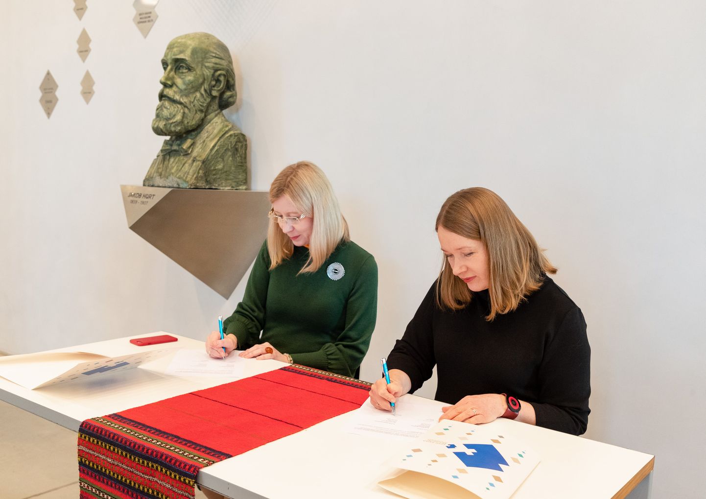22. veebruaril allkirjastasid Eesti Rahva Muuseumi direktor Kertu Saks ja Eesti kirjandusmuuseumi direktor Piret Voolaid aastateks 2023–2027 koostöölepingu.