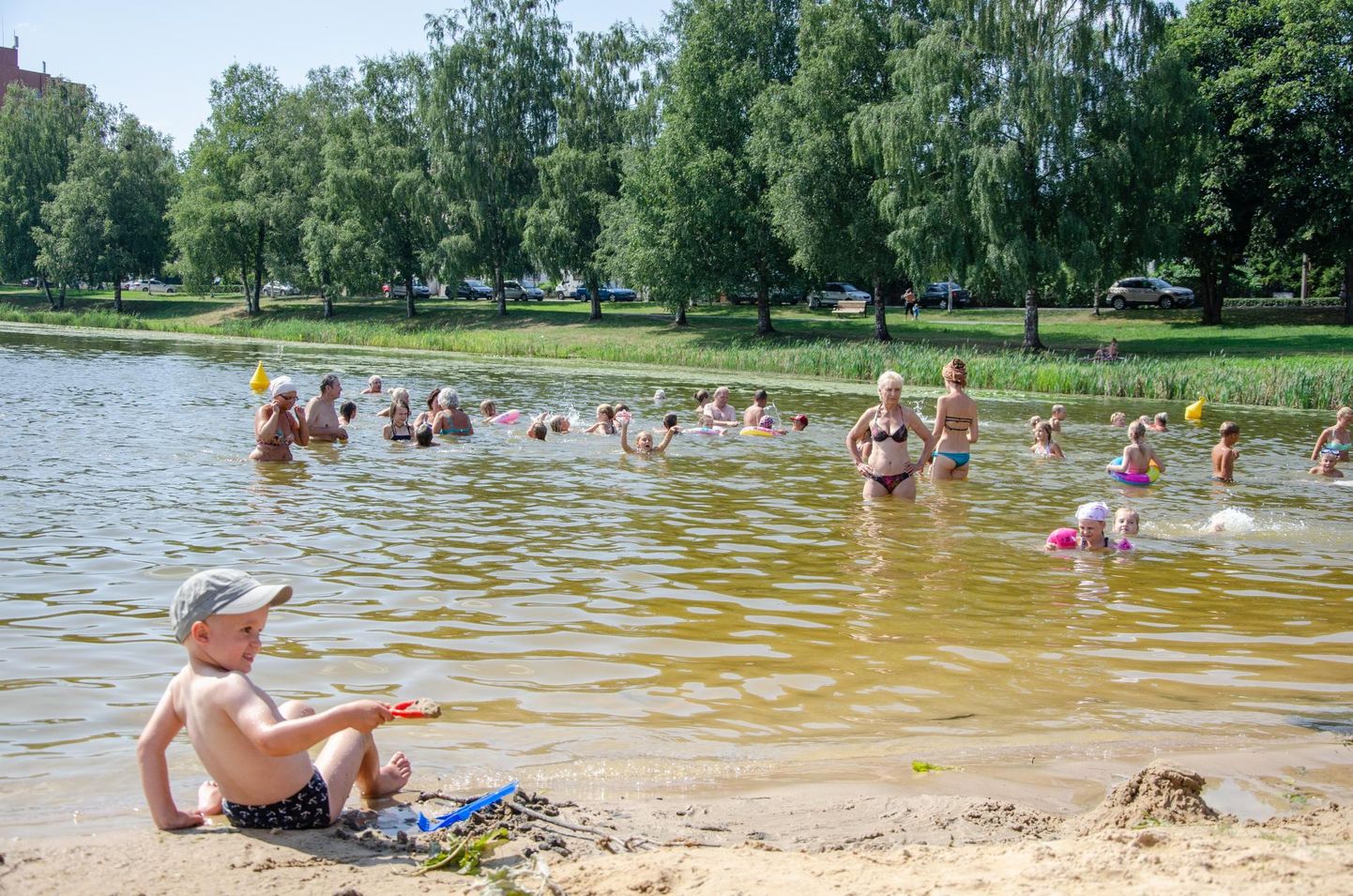 Viljandi järve veetemperatuur oli eile kella kolmeks tõusnud 30 kraadini. Paala järves oli vesi kraadi võrra jahedam.