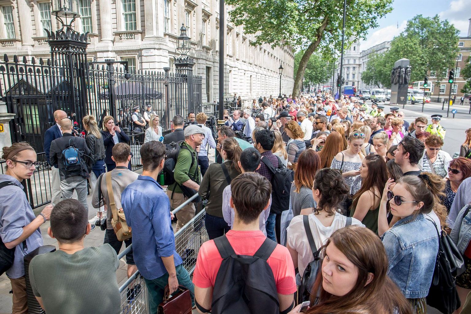 Peale David Cameroni eilehommikust avaldust kogunes Downing Street 10 ette suur hulk meediategelasi ja rahvast, kes kõik ootasid peaministri uut sõnavõttu.