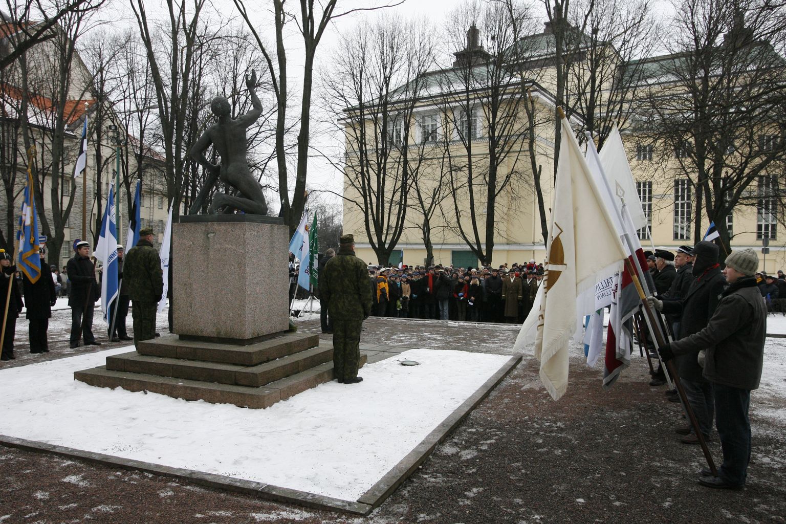 Mälestushetk Tallinna Reaaalkooli ees asuva Vabadussõjas langenute monumendi juures.