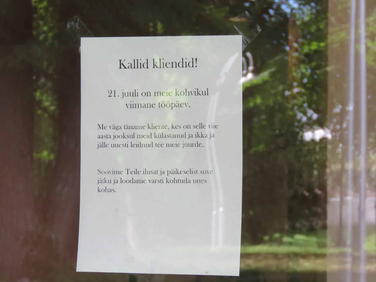 Reedel oli viimane päev, mil valgalased said lasta hea maitsta kohvikus Säde Culina OÜ töötajate valmistatud toitudel. Omanik Liidia Murumägi oli kohviku välisuksele riputanud teate kohviku sulgemisest tänusõnadega klientidele toreda koostöö eest.
