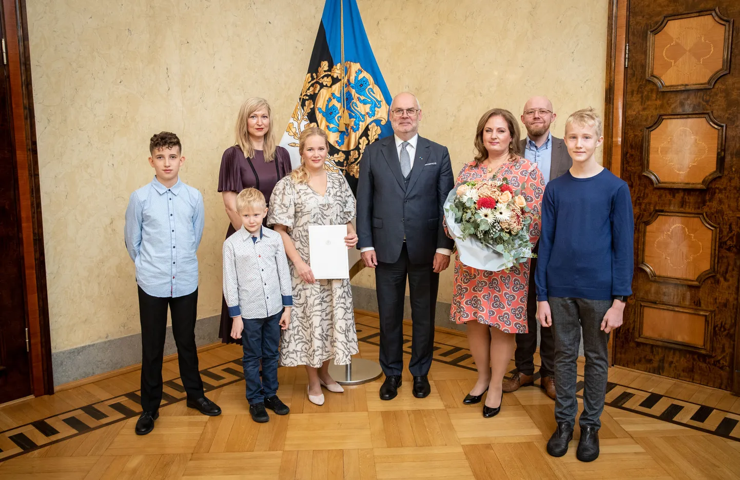 Kadriorgu kogunesid neljapäeval president Alar Karise (pildil keskel) preemia üleandmise tseremooniale vasakult Aleksander Õun, lastearst Karit Reinson, Dominic Utno, Maarja Utno, fenüülketonuuria ühingu juht Ann Õun, Antti Utno ja Mattias Utno.