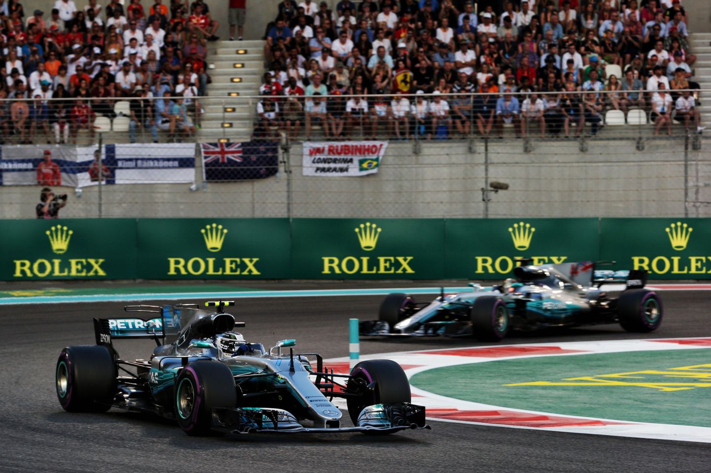 Valtteri Bottas tõrjus Abu Dhabis Lewis Hamiltoni rünnakud.
