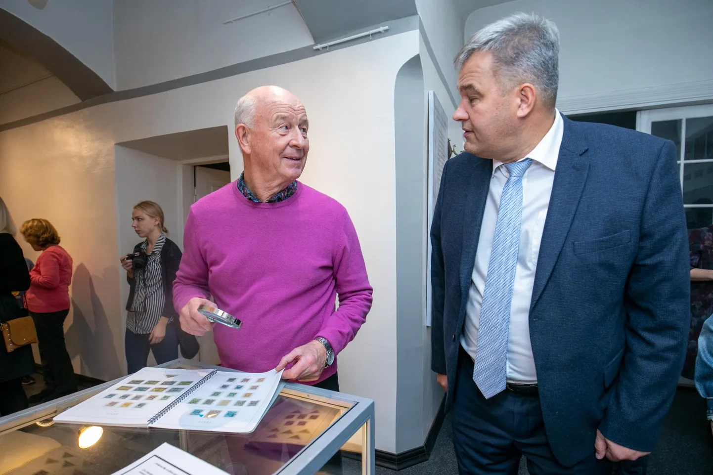 Rakvere ekslinnapea Toomas Varek (vasakul) oli markide uurimiseks filatelistile kohaselt luubi kaasa võtnud. Ta lausus Mihkel Juhkamile, et taasiseseisvunud Eesti margid on tema kollektsioonis kõik olemas, sõjaeelseid aga napib.