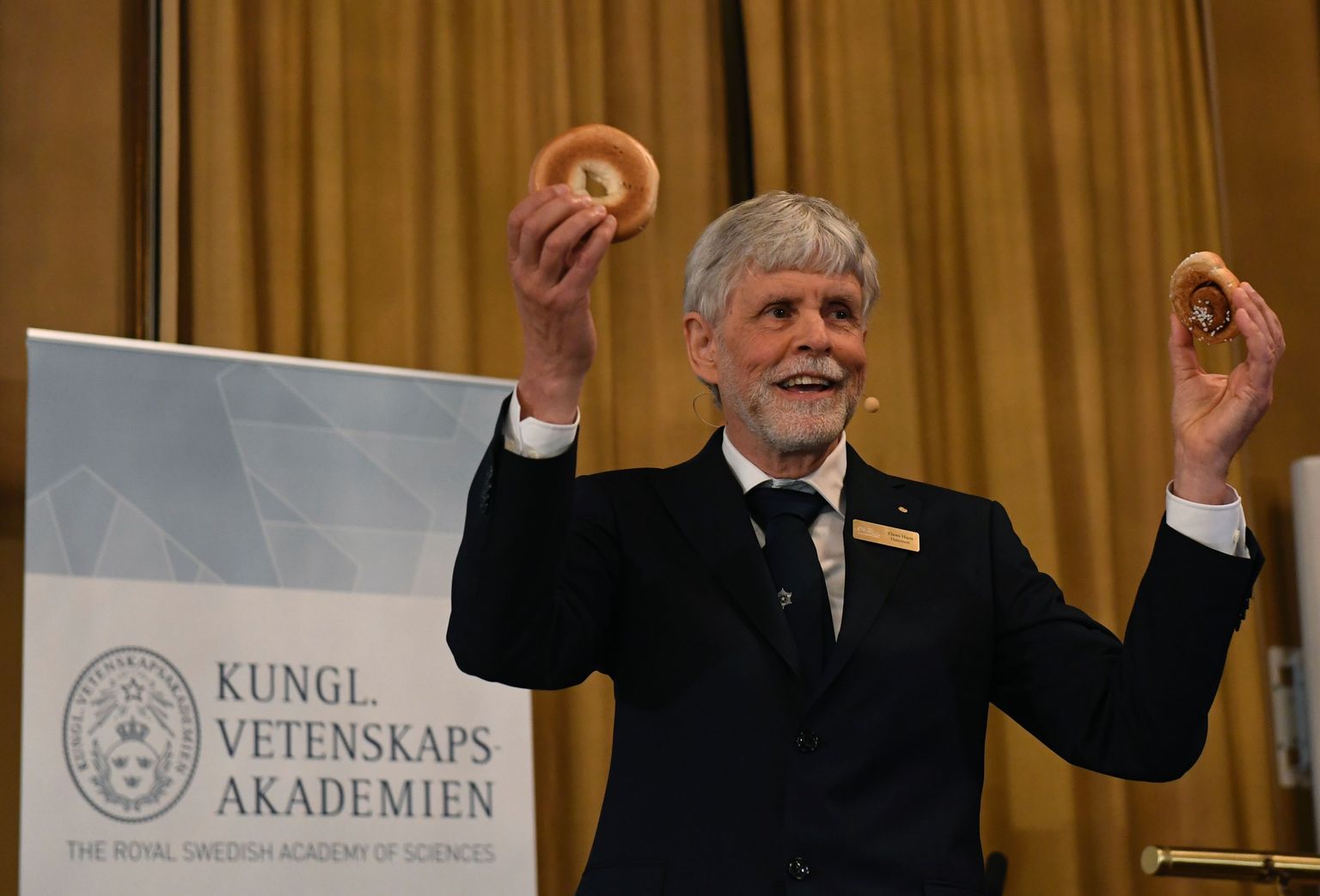 Nobeli füüsikakomitee liige professor Thors Hans Hansson selgitamas saiakeste abil füüsikapreemia pälvinud töö olulisust.