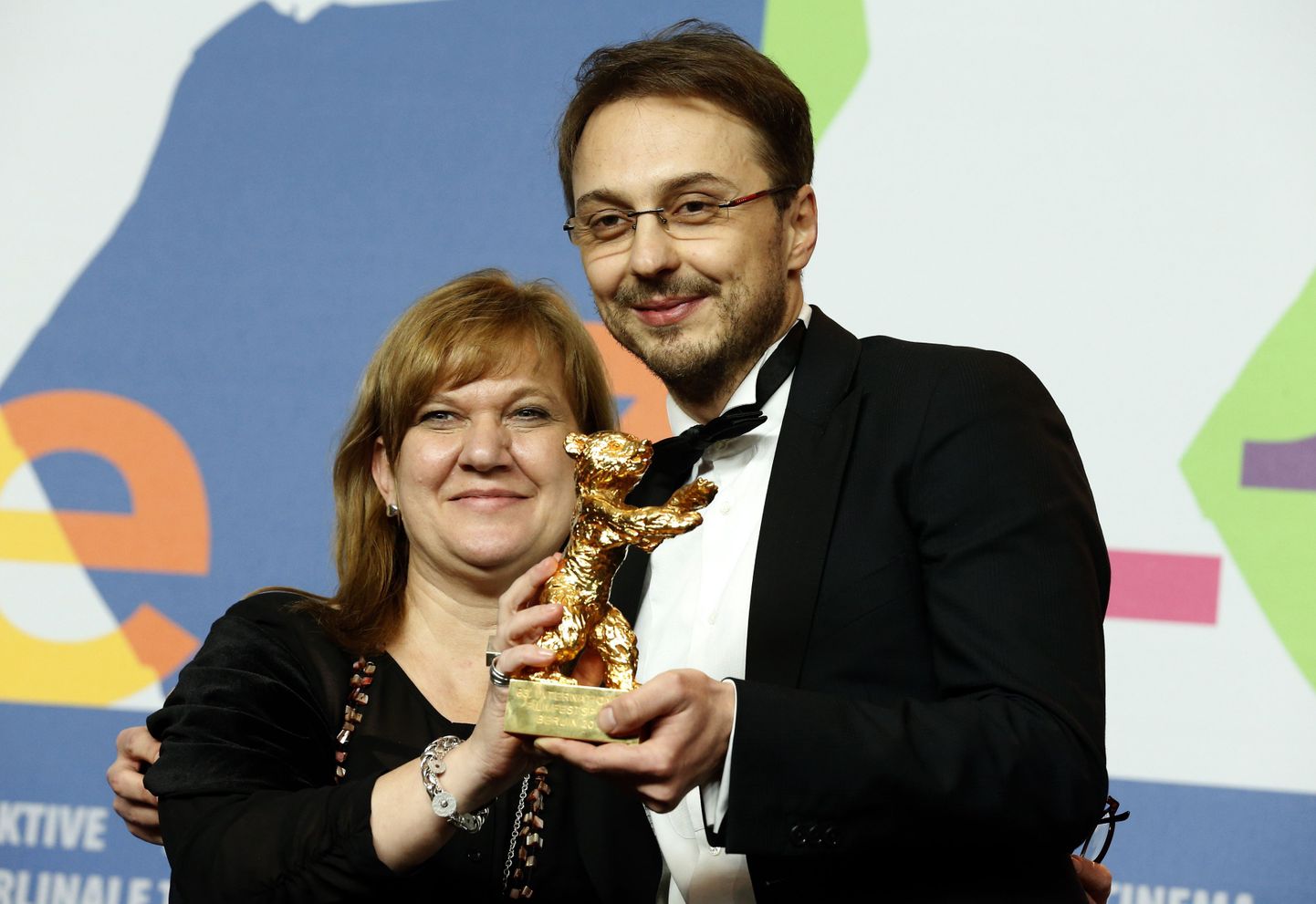 Режиссер Калин Питер Нецер и продюсер Ада Соломон получили "Золотого медведя" за фильм "Поза ребенка"