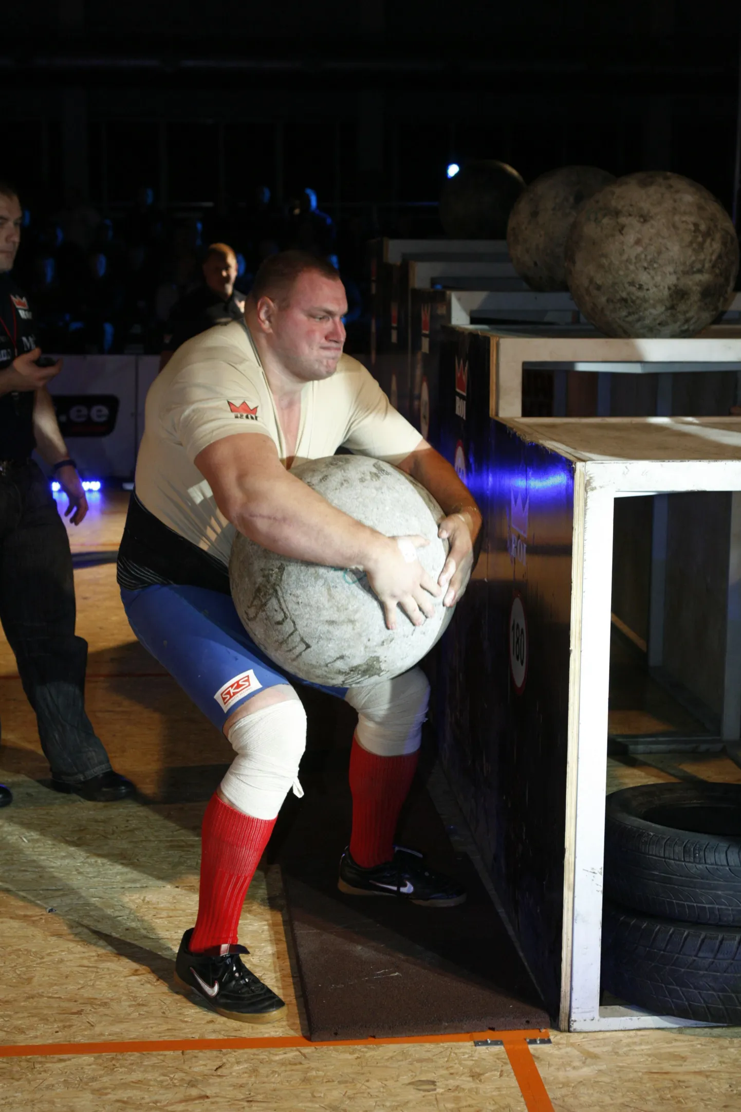 Tarmo Mitt 180 kilogrammi kaaluva kiviga