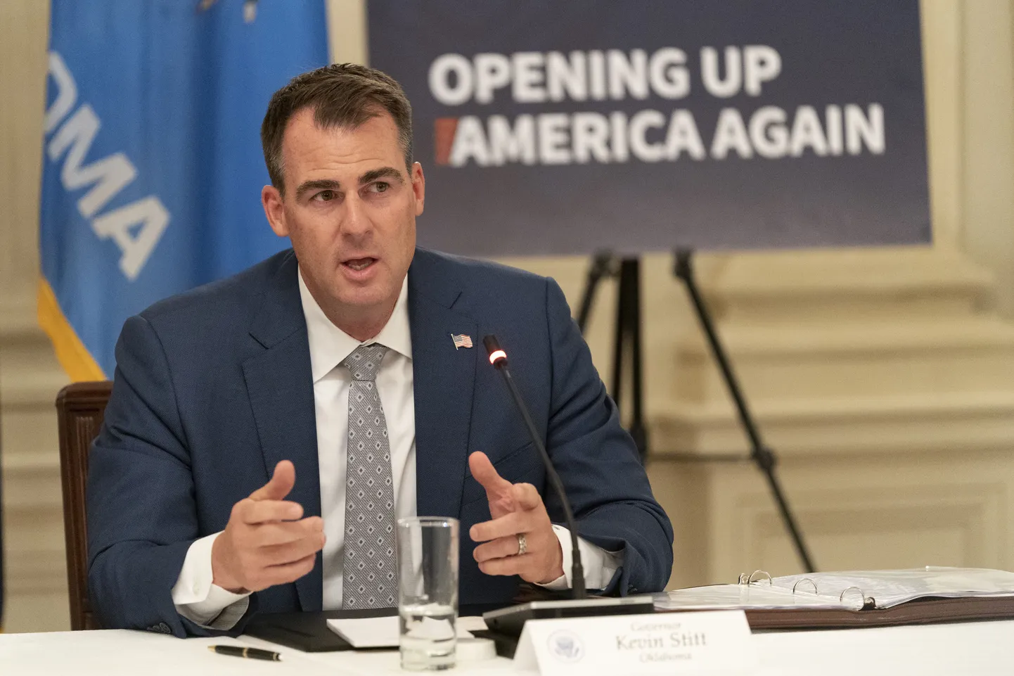 Oklahoma kuberner Kevin Stitt kuberneride ümarlaual Valges Majas 18. juunil 2020.a. Kohtumise teema: majanduse aktiveerimine piirangute vähendamise ja äride taasavamisega.