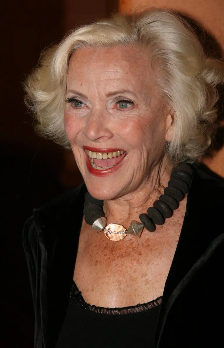 Pere teatel suri 94-aastane Honor Blackman loomulikku surma.
