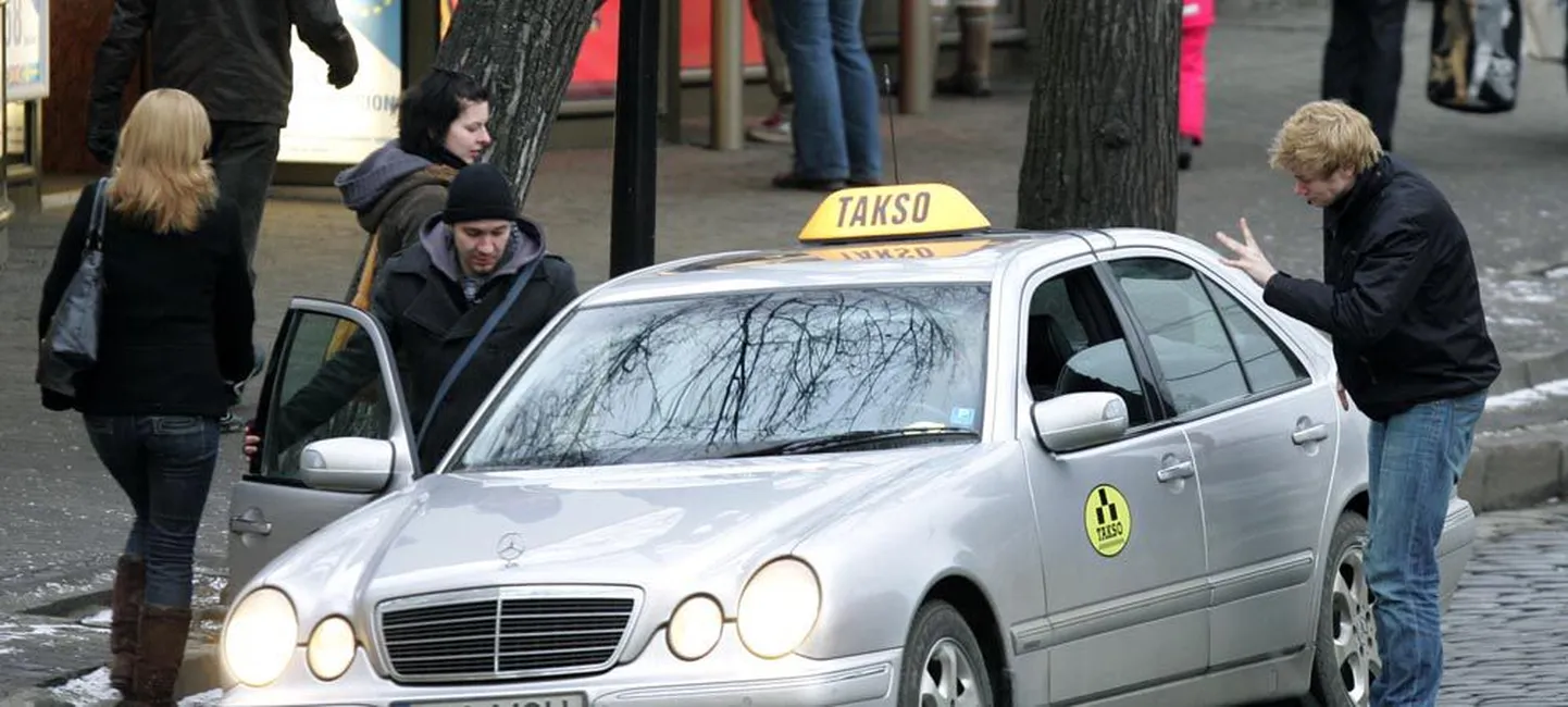 Transpordiameti andmetel on taksode arv pealinnas viimaste aastatega pea kaks korda kahanenud. Pildil saab klient taksole Viru tänaval.