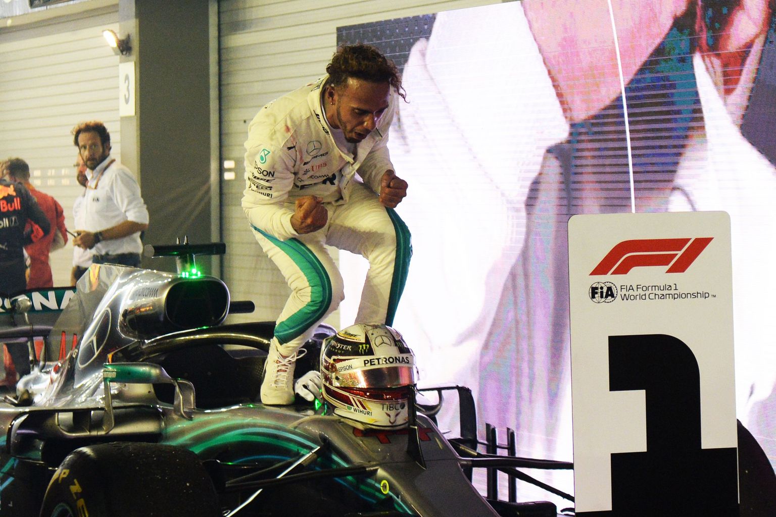 Lewis Hamilton tähistab Singapuri GP võitu.