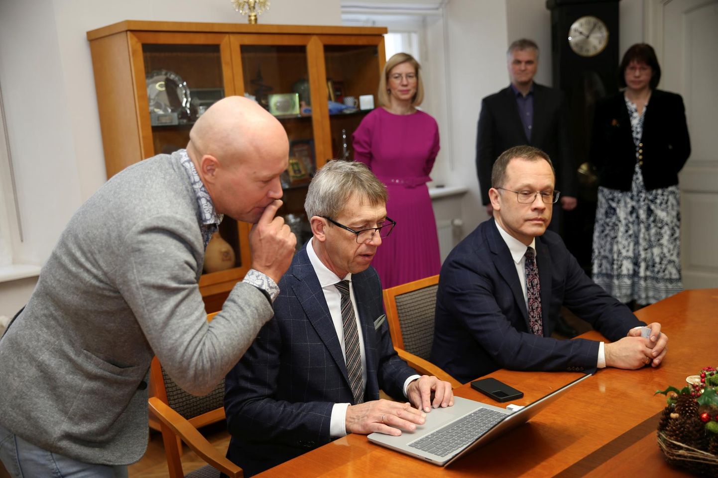 Linnasekretär Jüri Mölder (vasakult) jälgis, kuidas

kultuurkapitali juht Margus Allikmaa ja linnapea Urmas Klaas Süku rahastamise lepingule digiallkirja andsid.