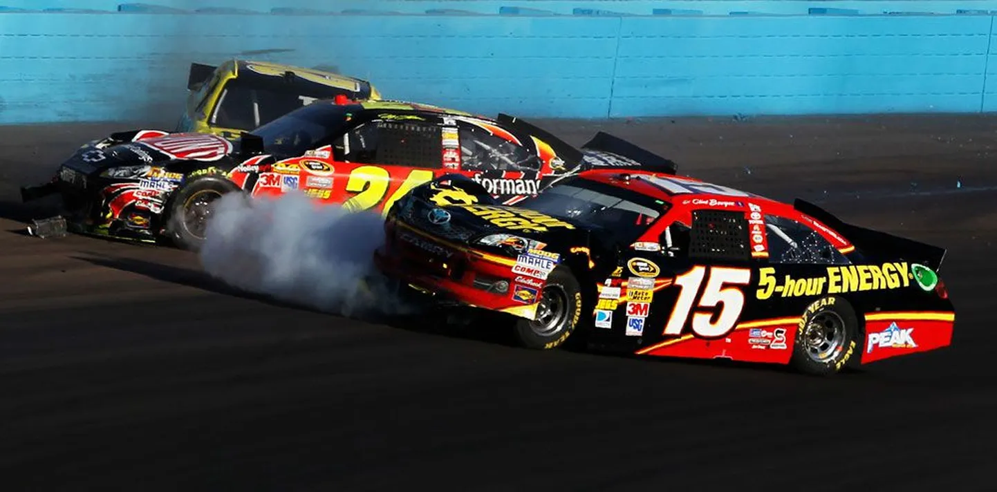 Jeff Gordon on Clint Bowyerile otsa sõitnud. Hiljem klaarisid mehed juhtunut rusikatega.