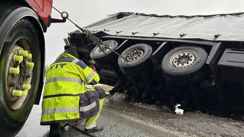 Setomaal sõitis veok kraavi