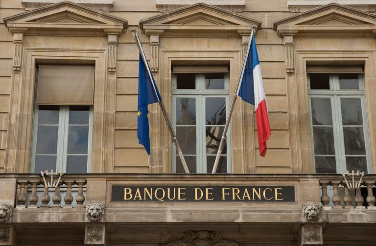 Флаги на банке Франции-