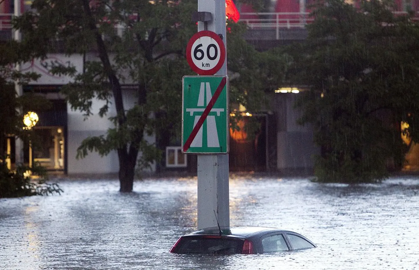 Kopenhaagenis sadas paari tunni jooksul maha kahe kuu kogus vihma, mistõttu osal tänavatel mattusid autod vee alla.