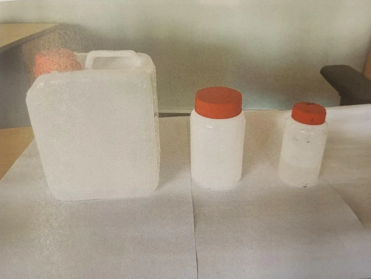 Enne Eestisse tulekut võttis Egerti puhastusvahenditelt sildid maha.