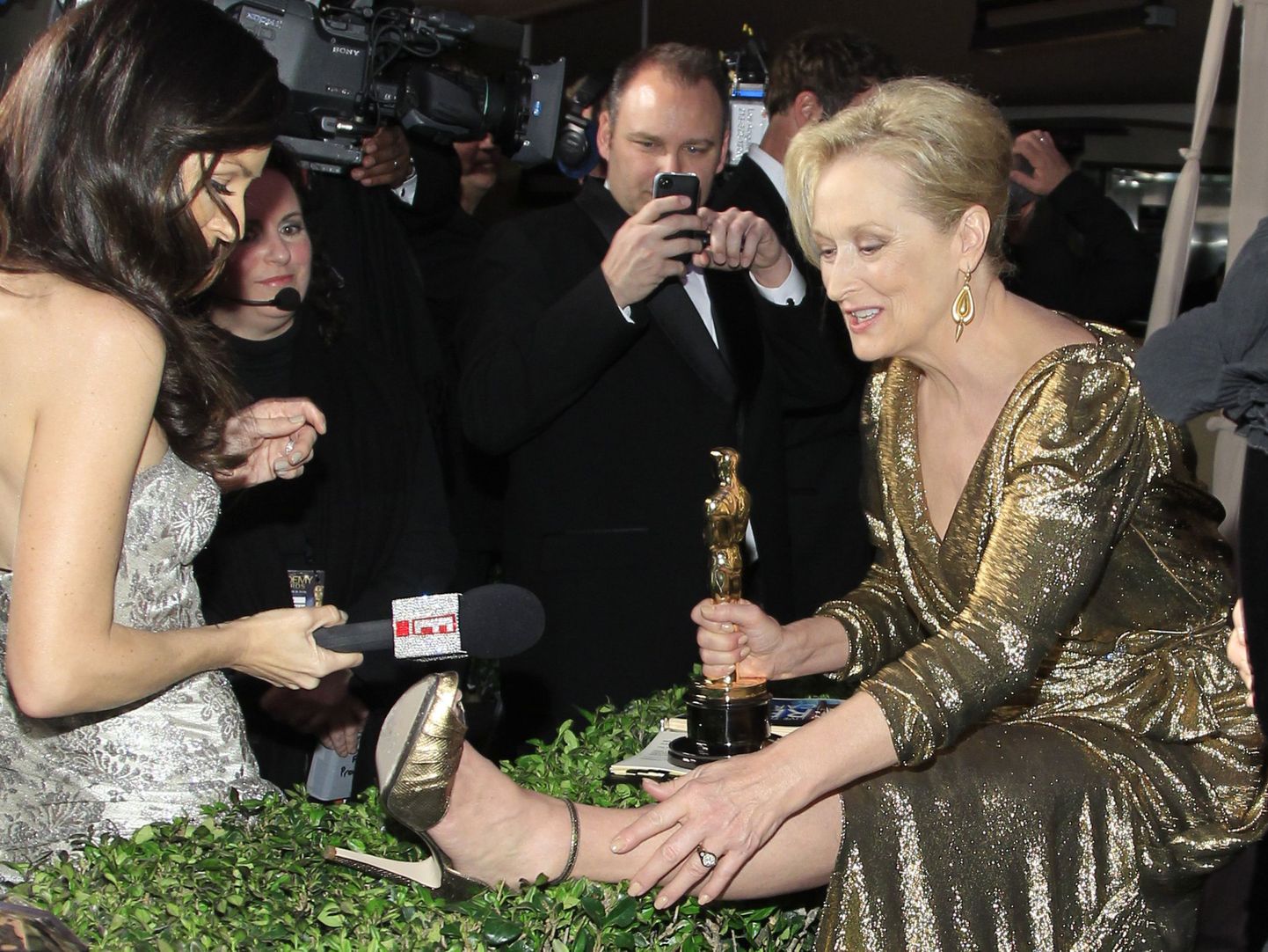 Meryl Streep ajakirjanikele kinga näitamas