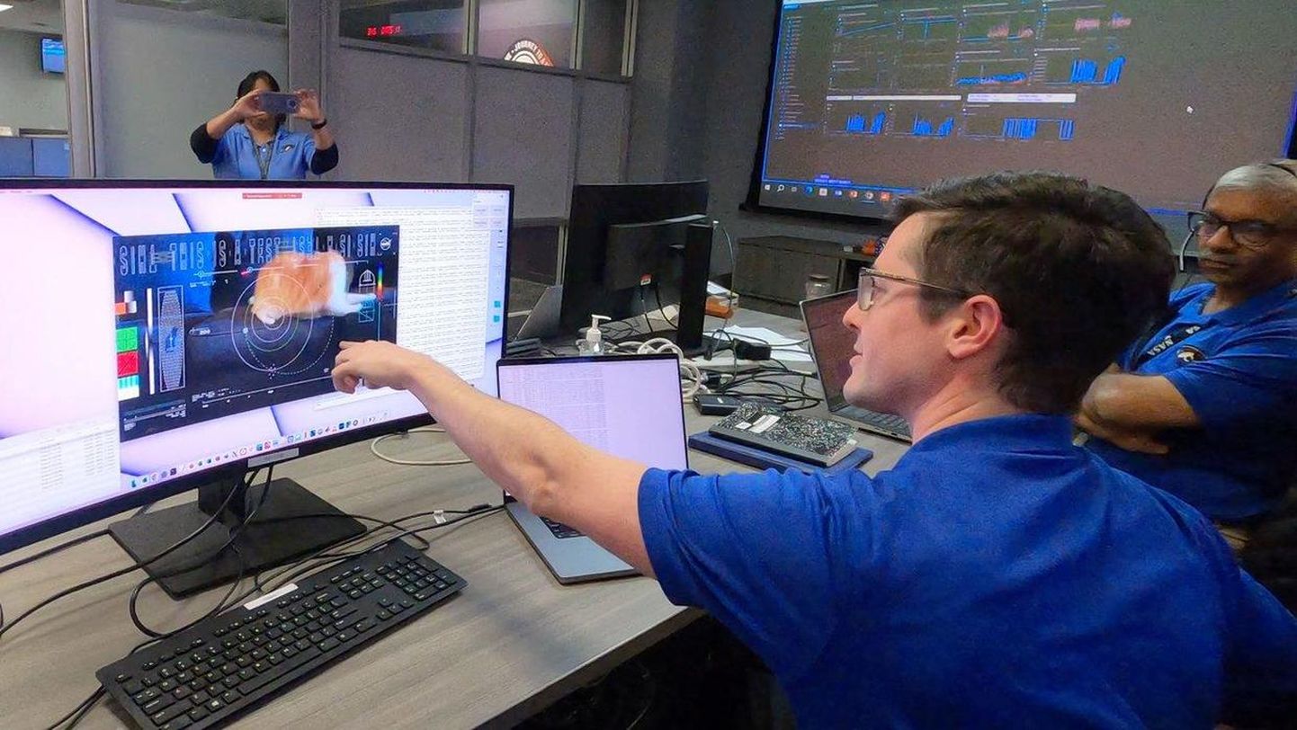 NASA töötajad vaatavad esimest laseri abil kosmosest saabunud HD-videot.