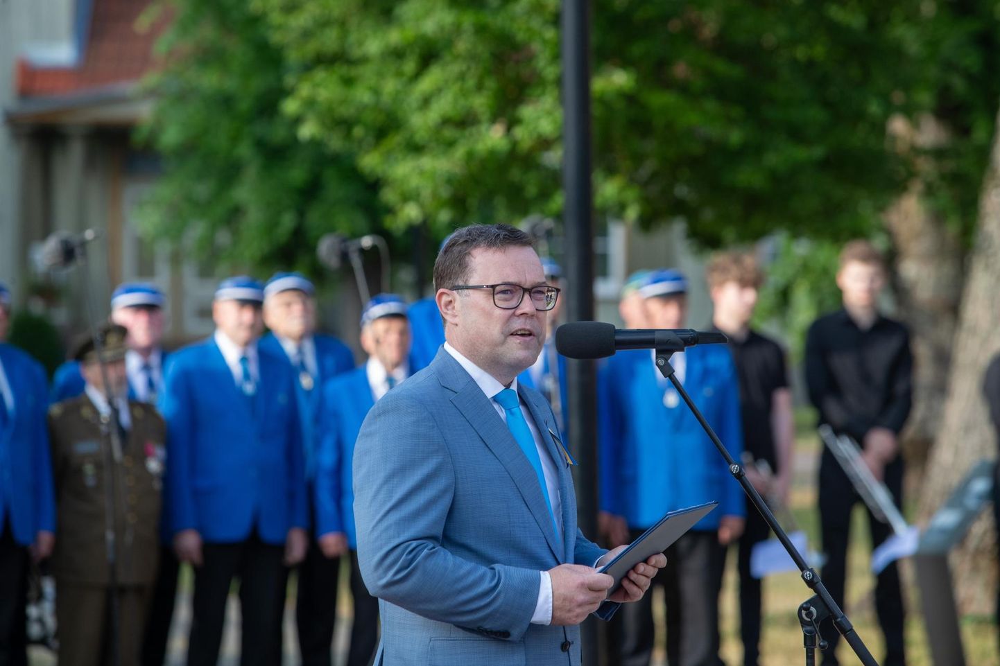Viljandi linnapea Madis Timpson tervitas 23. juuni hommikul lipu heiskamist vaatama kogunenud linnaelanikke ja külalisi.