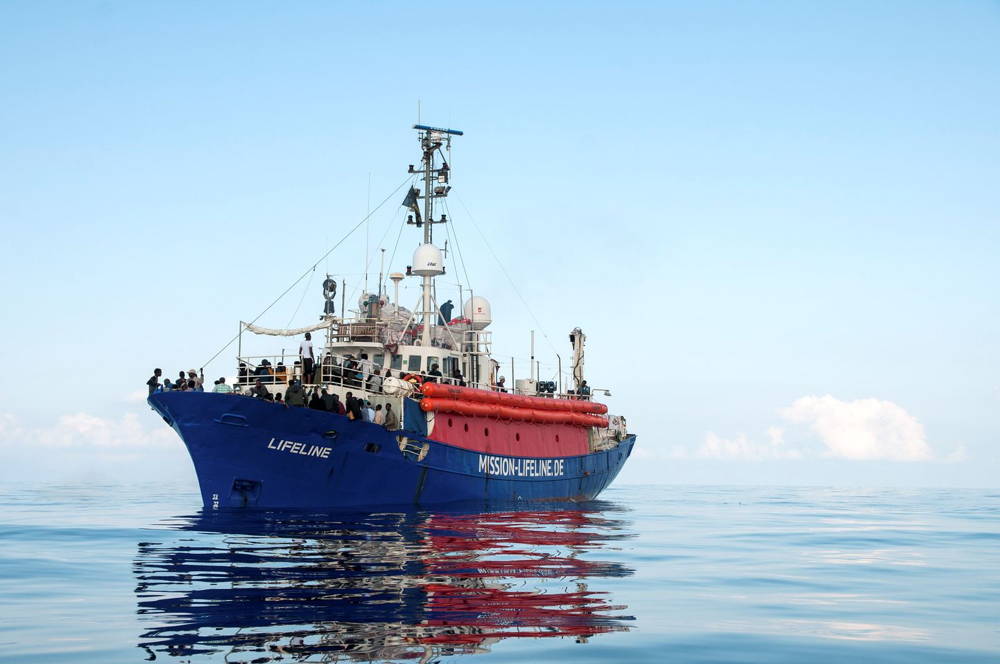 Rahvusvahelistest vetest päästetud migrandid laeva Lifeline pardal Vahemere keskosas.