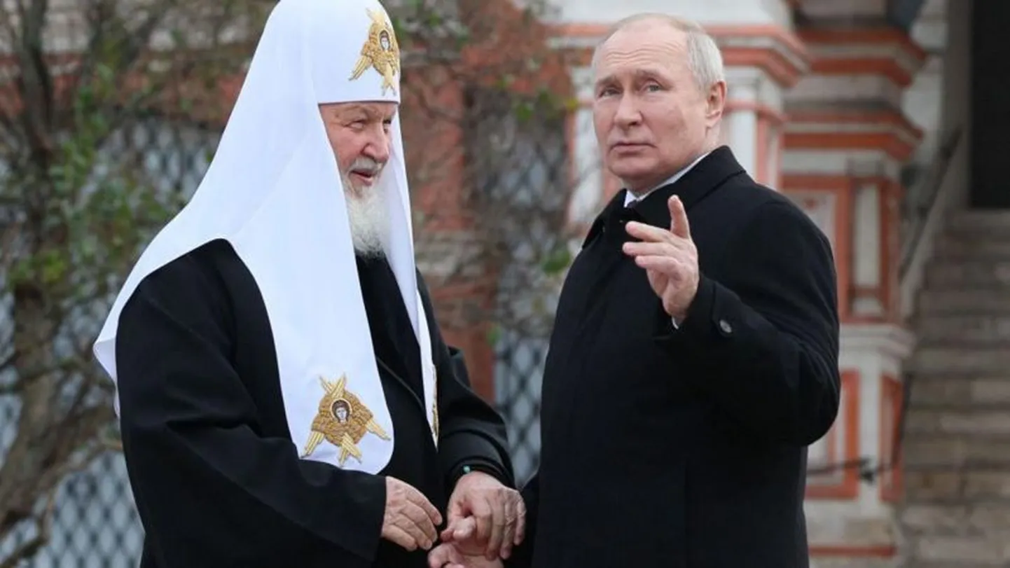Патриарх Кирилл Гундяев и Путин регулярно рассуждают о "традиционных ценностях" России, которым "угрожает Запад". Практика публичных извинений перед властями уже введена в РФ, но пока не для иностранцев.