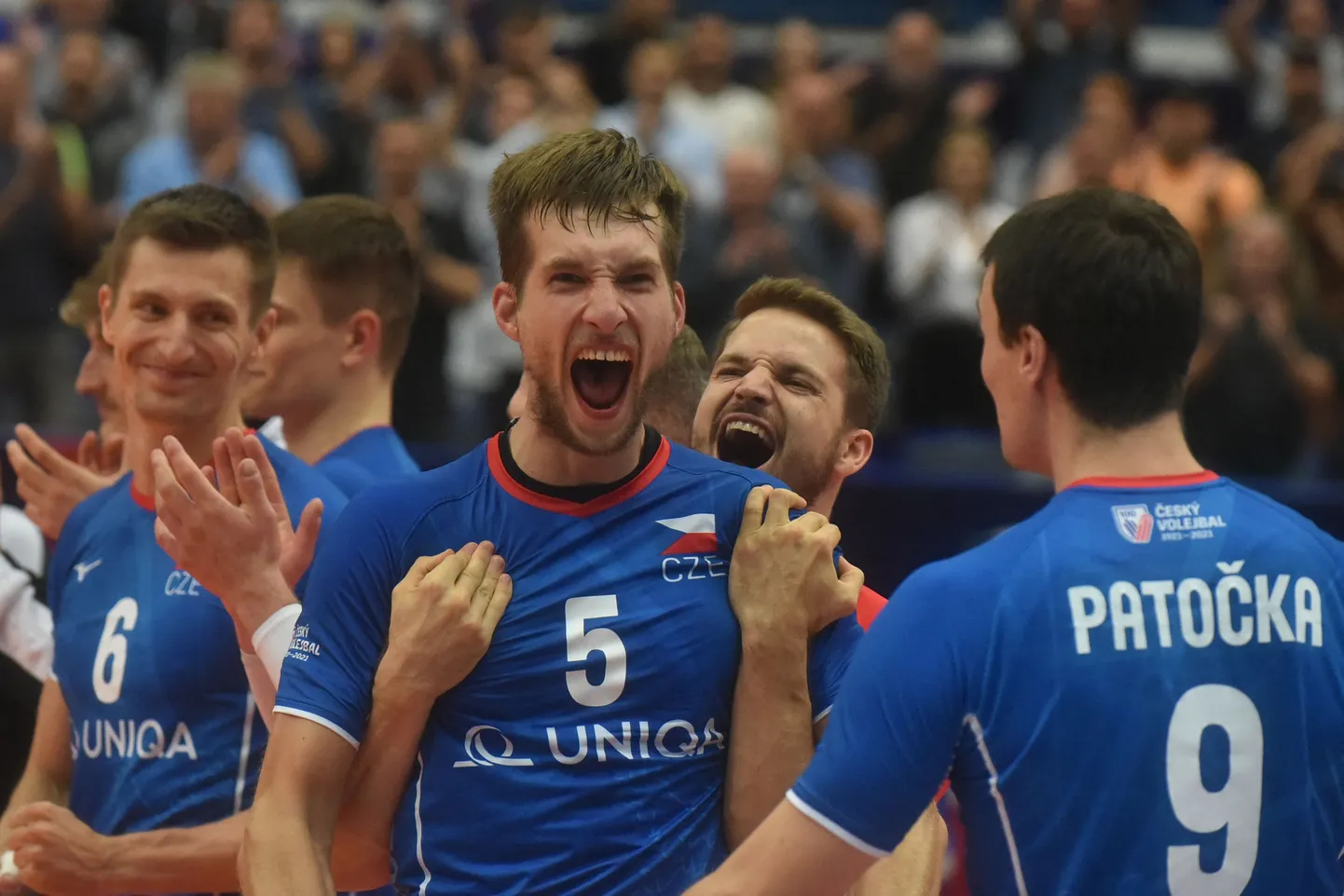 Tšehhi mängijad tähistamas võitu Prantsusmaa üle.