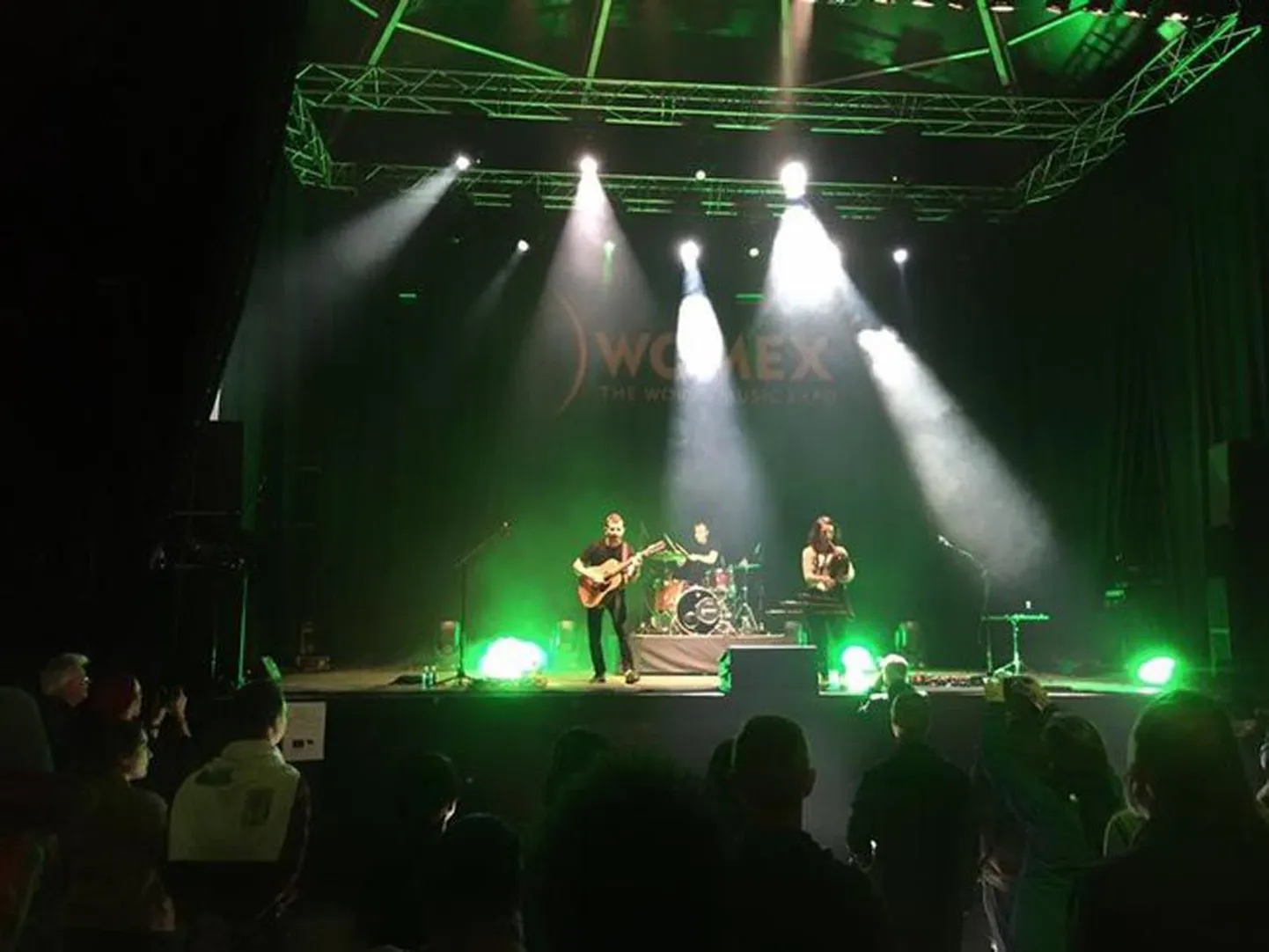 Viljandist välja kasvanud pärimusmuusikaansambel Trad.Attack! Hispaanias Santiago de Compostelas «Womexi» esitlusfestivali pealaval.