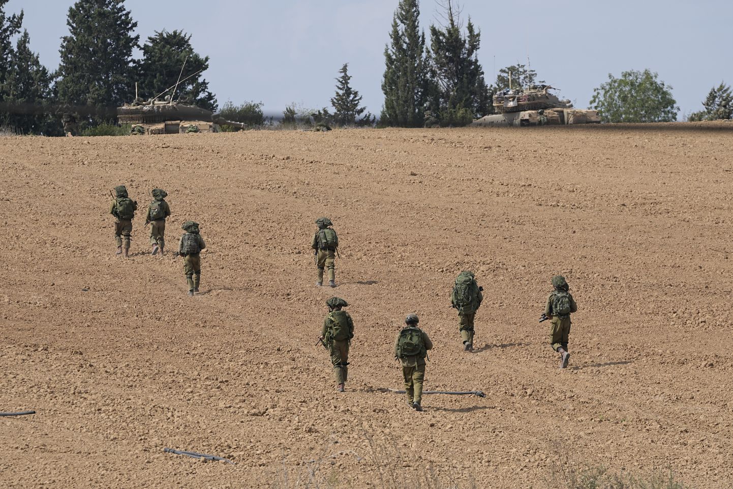 Kfar Azza kibutsi lähistel jalutavad Iisraeli sõjaväelased.