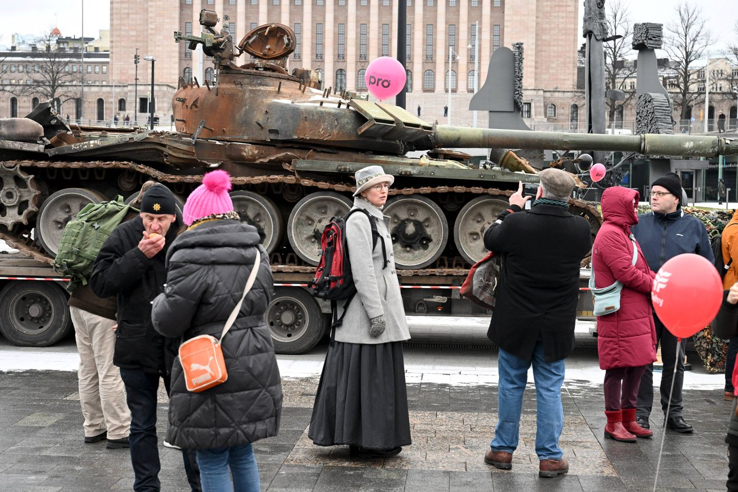 Ukrainas hävitatud Vene tank T-72 B3 Soomes Helsingis Kansalaistoril. Foto on tehtud 18. novembril 2023.