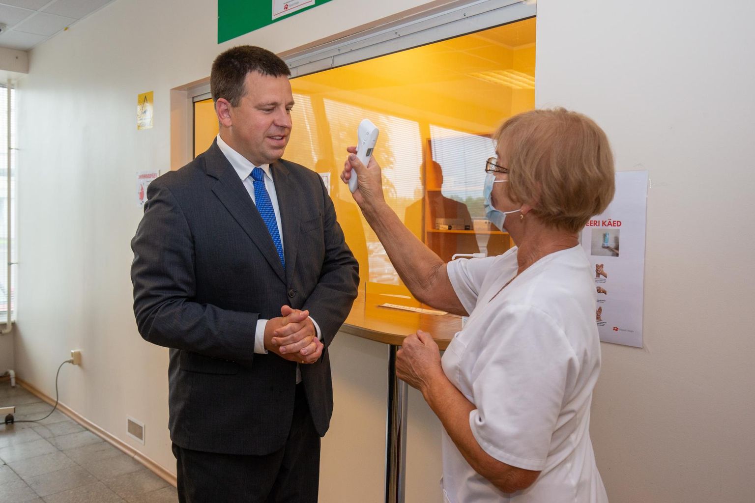 Peaministri külaskäik Viljandis algas haiglasse tehtud tervisekontrolliga.