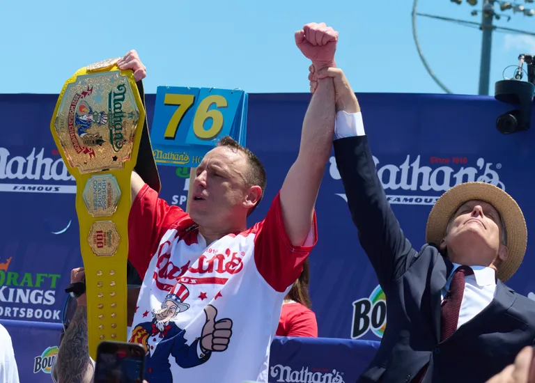 76 hot dog'i 10 minuti jooksul alla neelanud Joey Chestnut.
