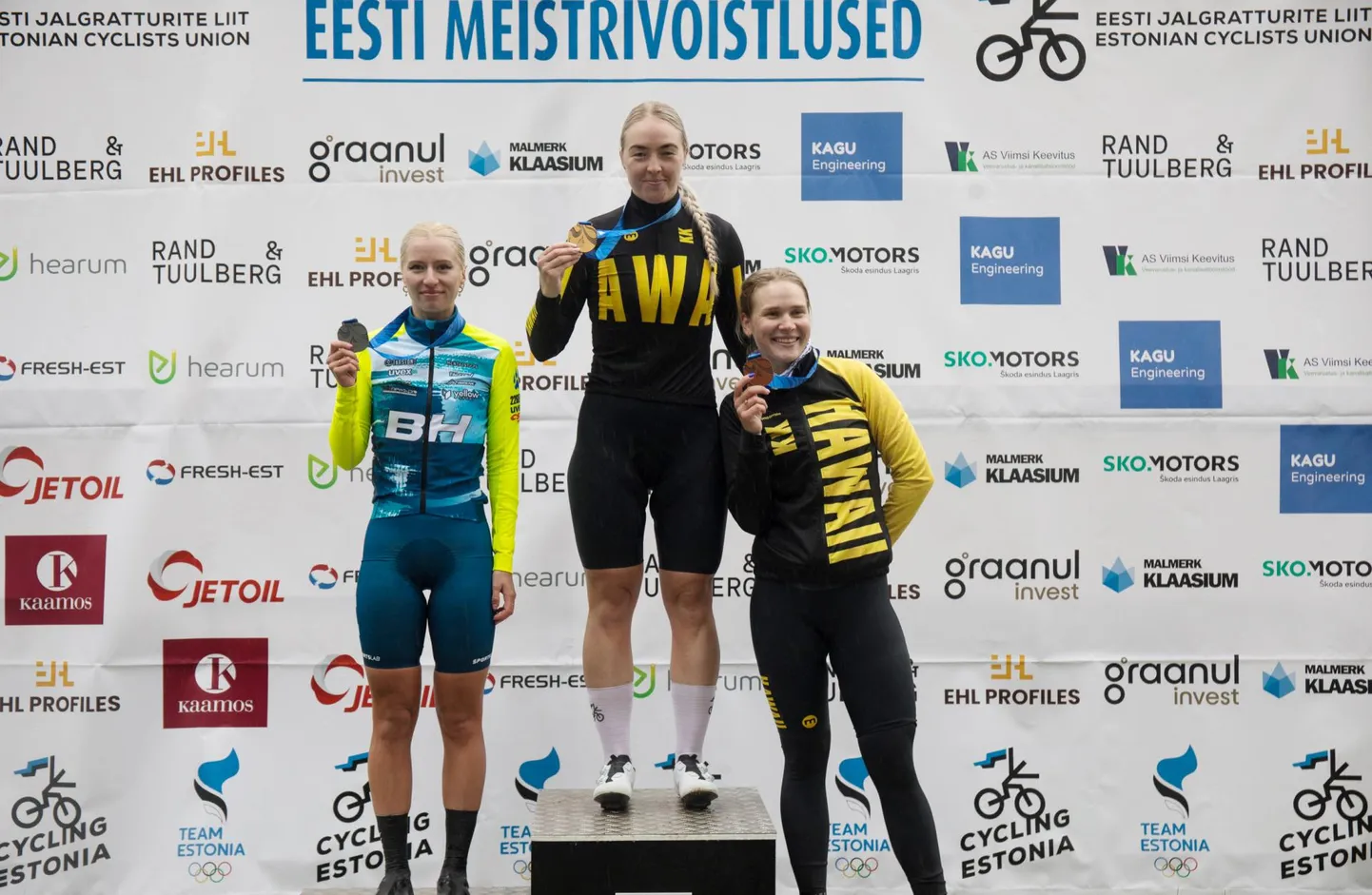 Viljandi rattur Kristel Sandra Soonik tuli Eesti meistriks naiseliidi konkurentsis. Pjedestaalil on tema kõrval naiseliidi hõbe Silvia Türkson (vasakul) ja pronks Kelly Kalm (paremal).