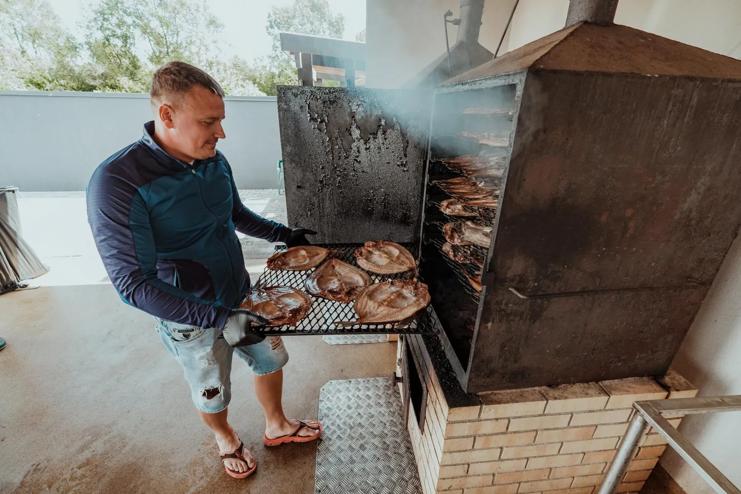 Lindil hakkas Hando Tamm varakult isaga merel käima ja on vennaga koos rajanud kalatöötlemisettevõtte.