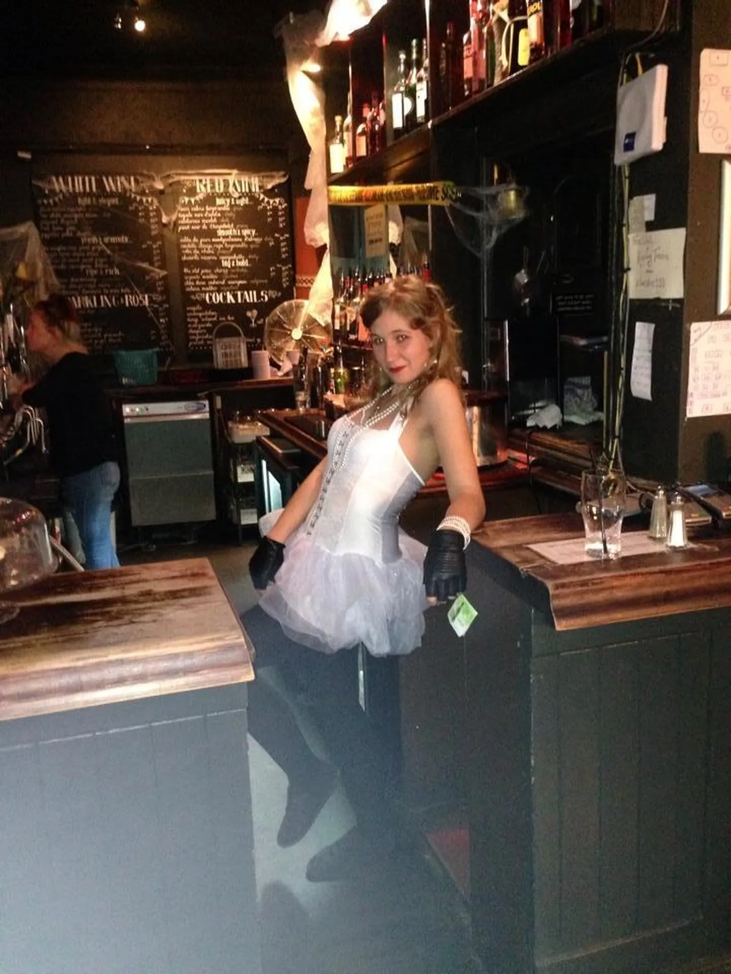 Eva Sisask 2010. aastate alguses Londonis pubi baaridaamina.