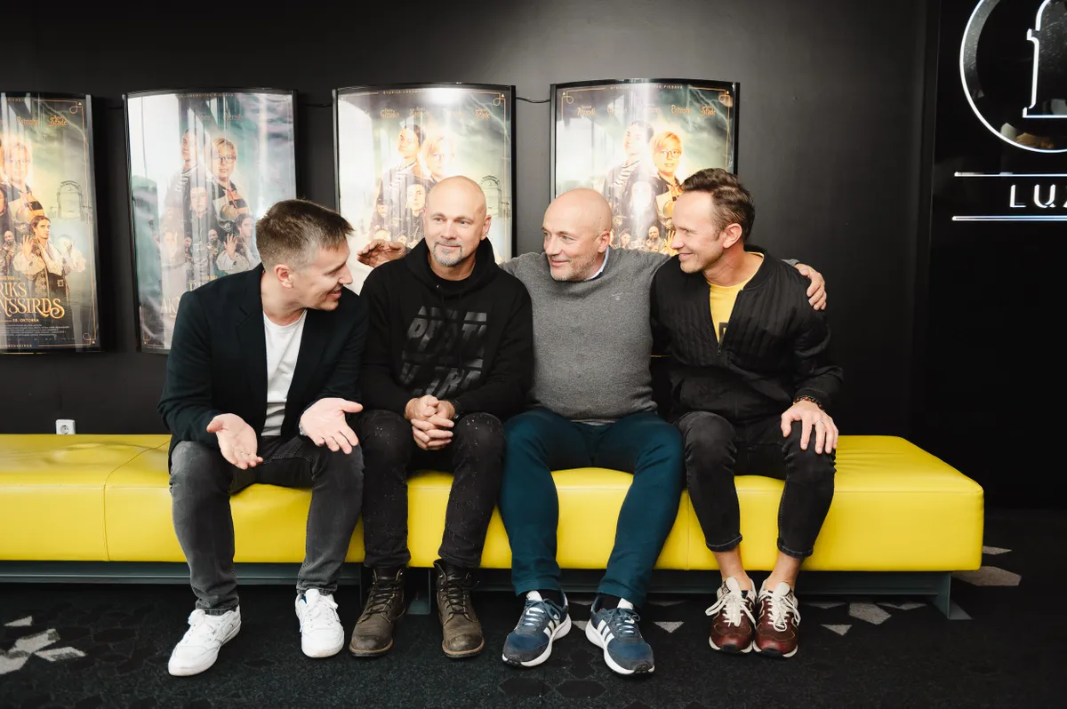 Ilmars Rāgs kopā ar grupu "Prāta vētra", kas sarakstījusi filmas tituldziesmu "Alive Again"