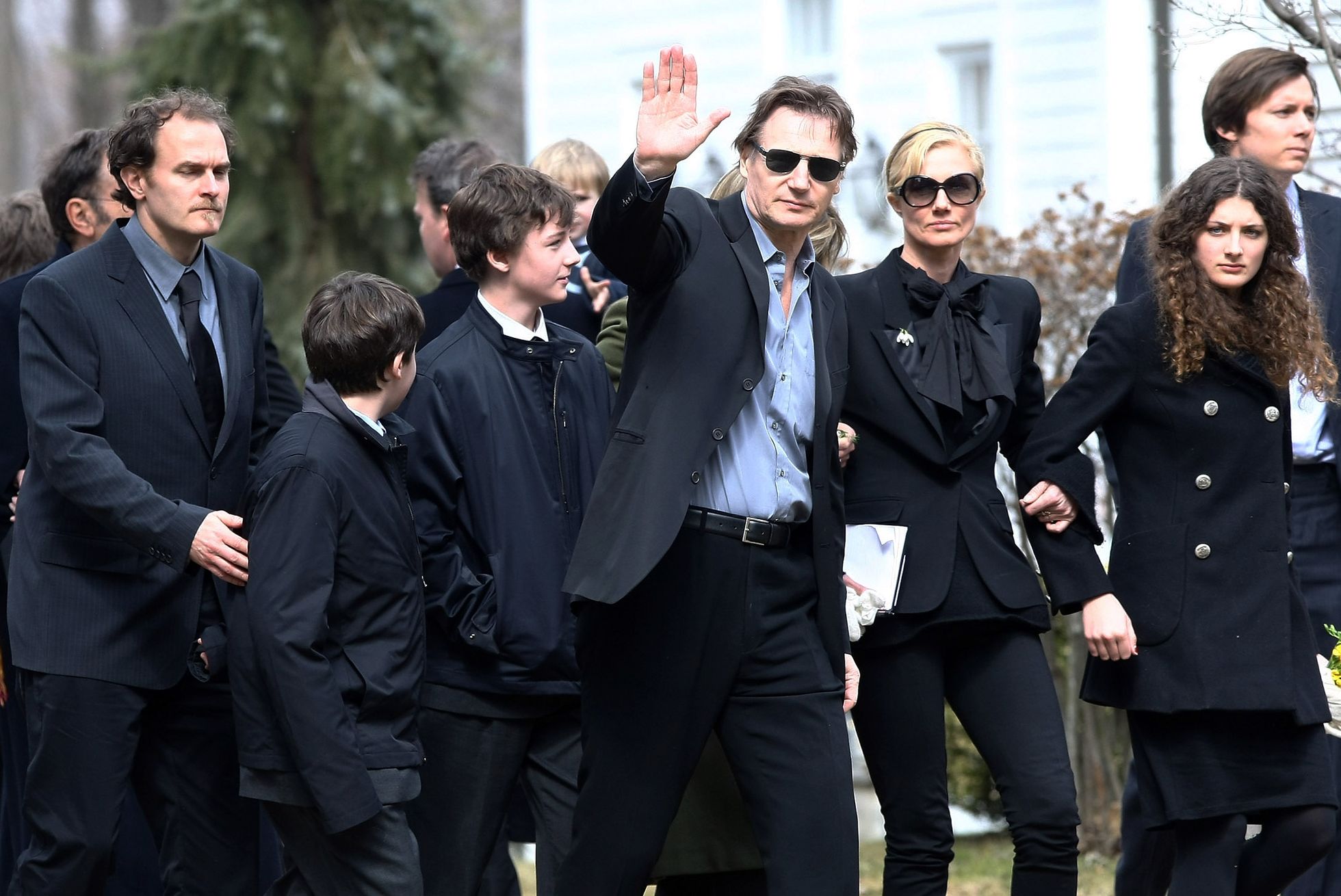Liam Neeson abikaasa Natasha Richardsoni matustel 2009. aastal fotograafe tervitamas. Mehest paremal on Richardsoni näitlejast õde Joely. Vasakul on mehe kaks poega. 