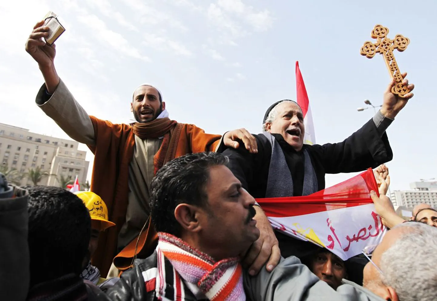 Eile Kairos Tahriri väljakul vennastunud moslemist ja kristlasest jutlustaja.