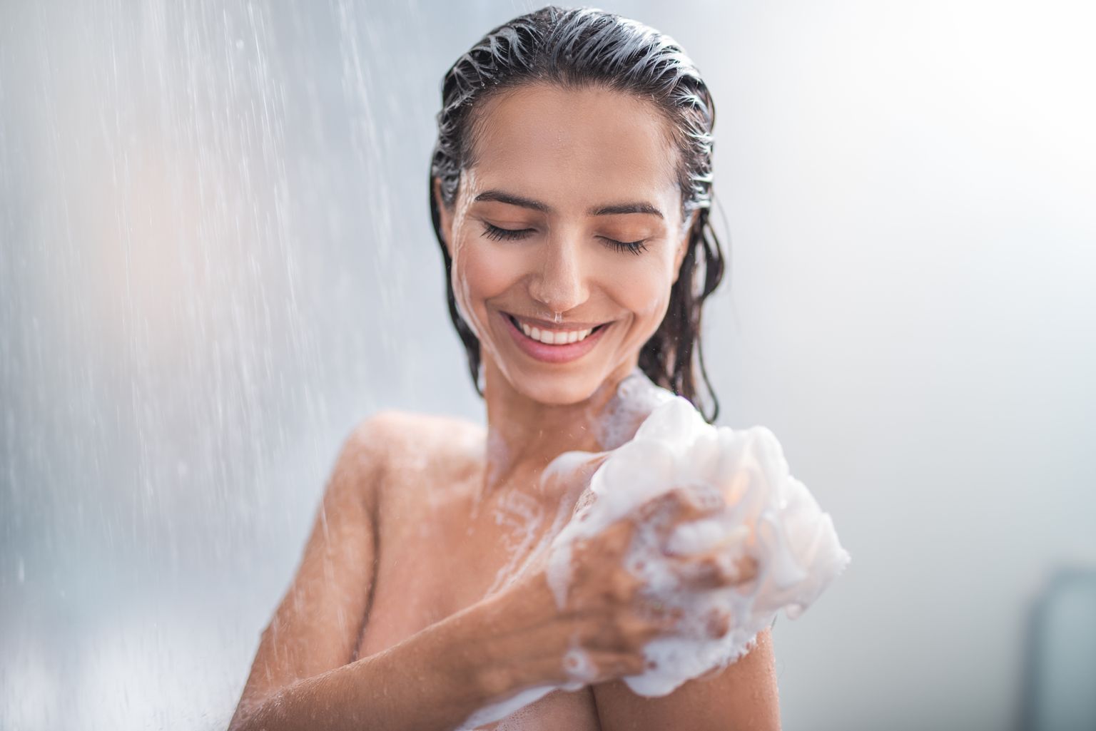 Женщина принимает душ. Иллюстративное фото