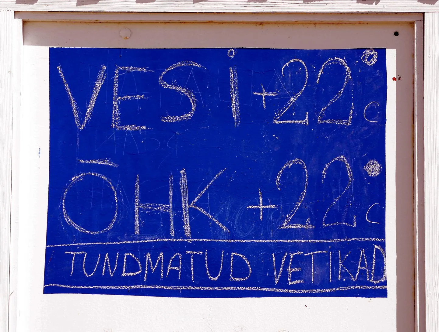 Sinivetikate mürk läbi naha ei tungi, kuid võib tekitada tervisehäireid allaneelamisel.