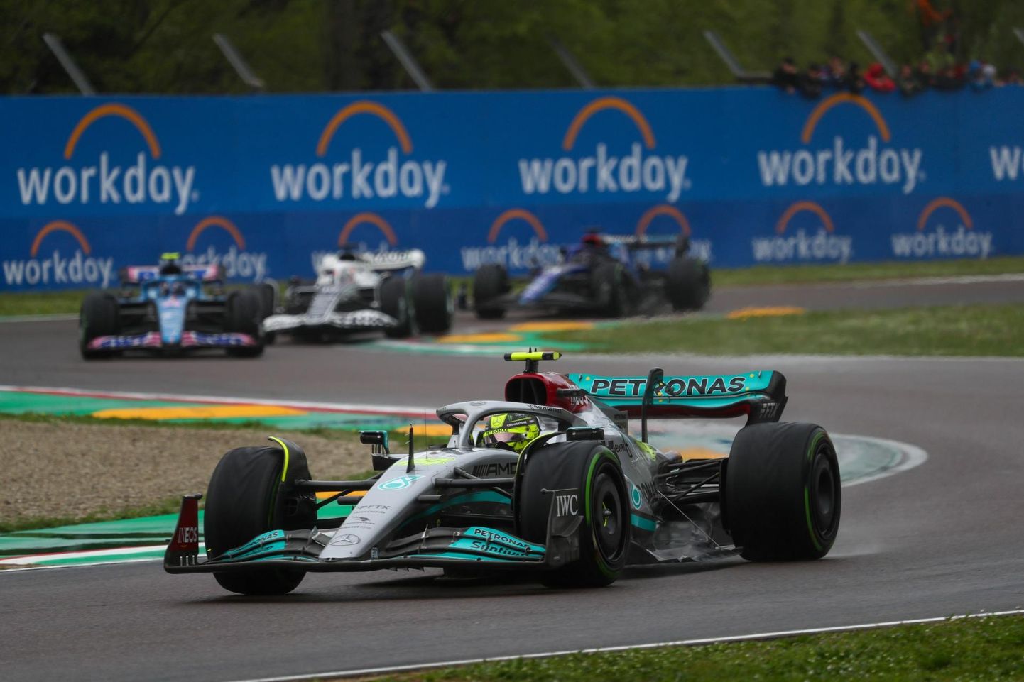 Lewis Hamiltoni auto sõna otseses mõttes perutab rajal.