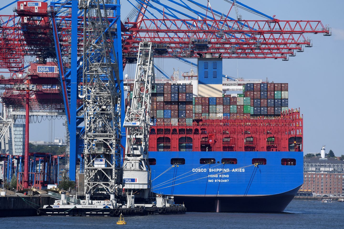 Hiina konteinerlaev Cosco Shipping Aries Hamburgi sadamas. Foto on illustratiivne.