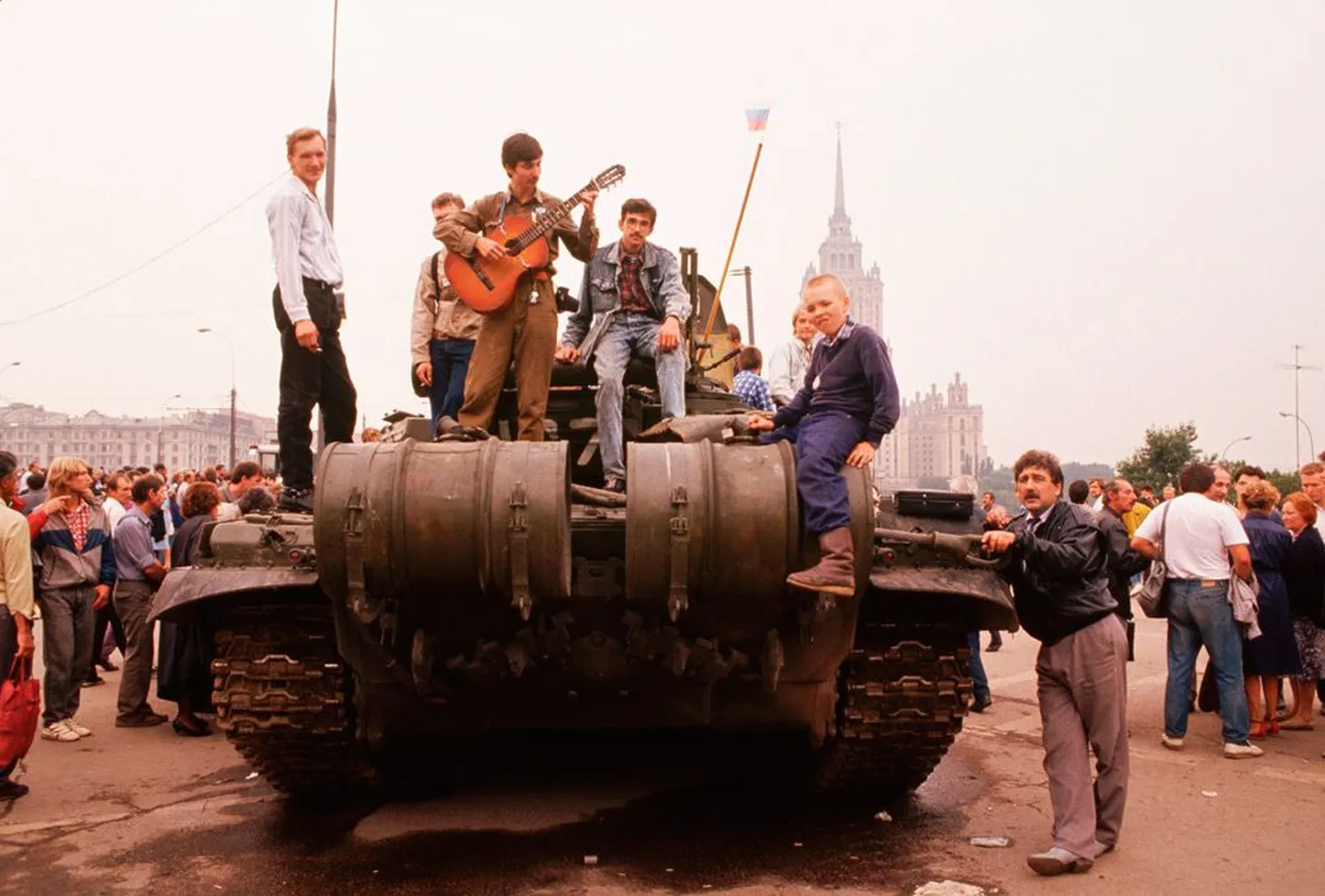 21 августа 1991 года люди вышли на улицы Москвы: государственный переворот провалился, возврат    к прошлому был уже невозможен, люди надеялись на коренные изменения в стране.