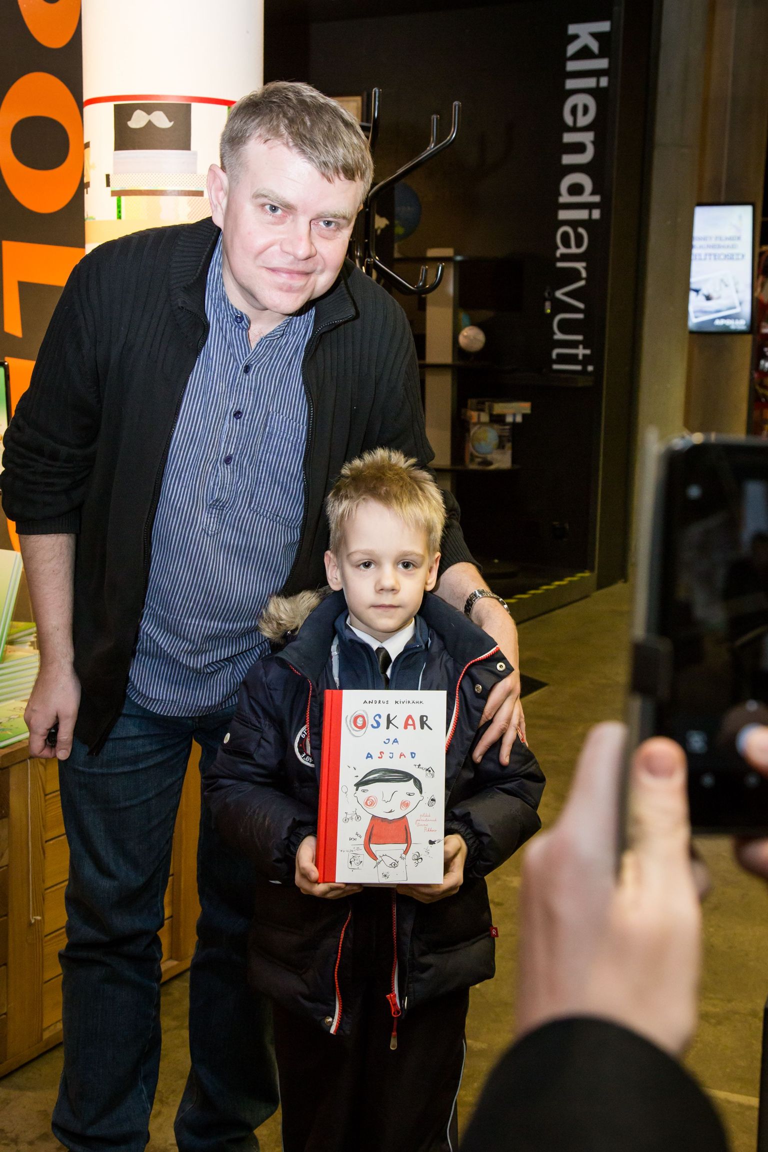 Andrus Kivirähk ja väike raamatusõber.