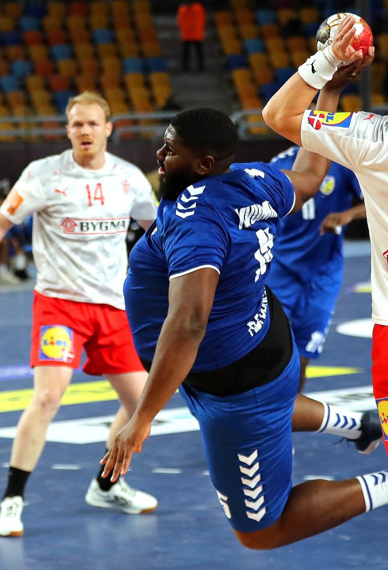 Gauthier Mvumbi aktsioonis Taani käsipallikoondise vastu. 