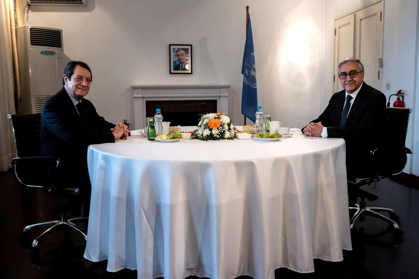 Rahvusvaheliselt tunnustatud Küprose Vabariigi president Nikos Anastasiades (vasakul) ja tunnustamata Põhja-Küprose Türgi Vabariigi (TRNC) liider Mustafa Akıncı 26. veebruaril kohtumisel Nikosia lennujaama puhvertsoonis.