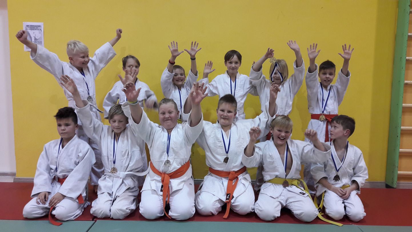 Rõõmsad Pärnu judoklubi Samurai noorsportlased peale Pärnu meistrivõistluste autasustamist.